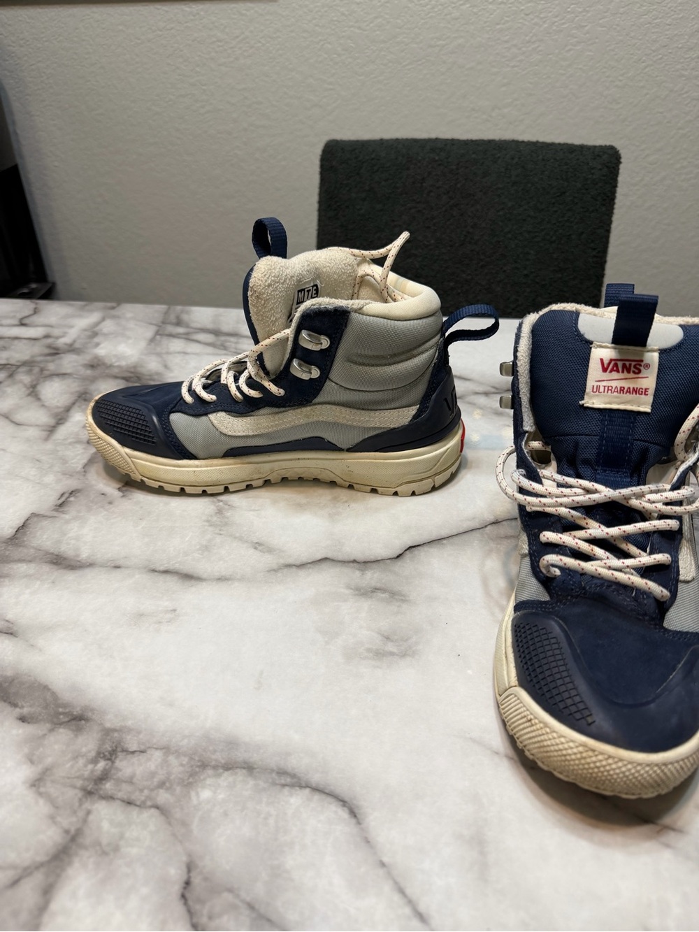 Vans Ultrarange Women's Navy and Light Gray High-Top Winter Boots
